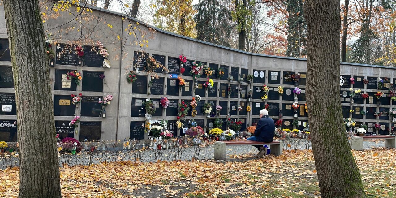 Nowe zasady zasiłku pogrzebowego – ważna zmiana dla Polonii