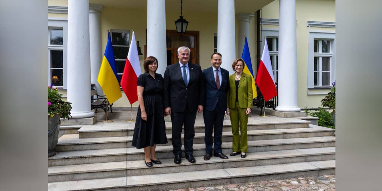Ramię w ramię wobec rosyjskiej agresji. Szefowie MSZ Polski i Ukrainy spotkali się w Chobielinie